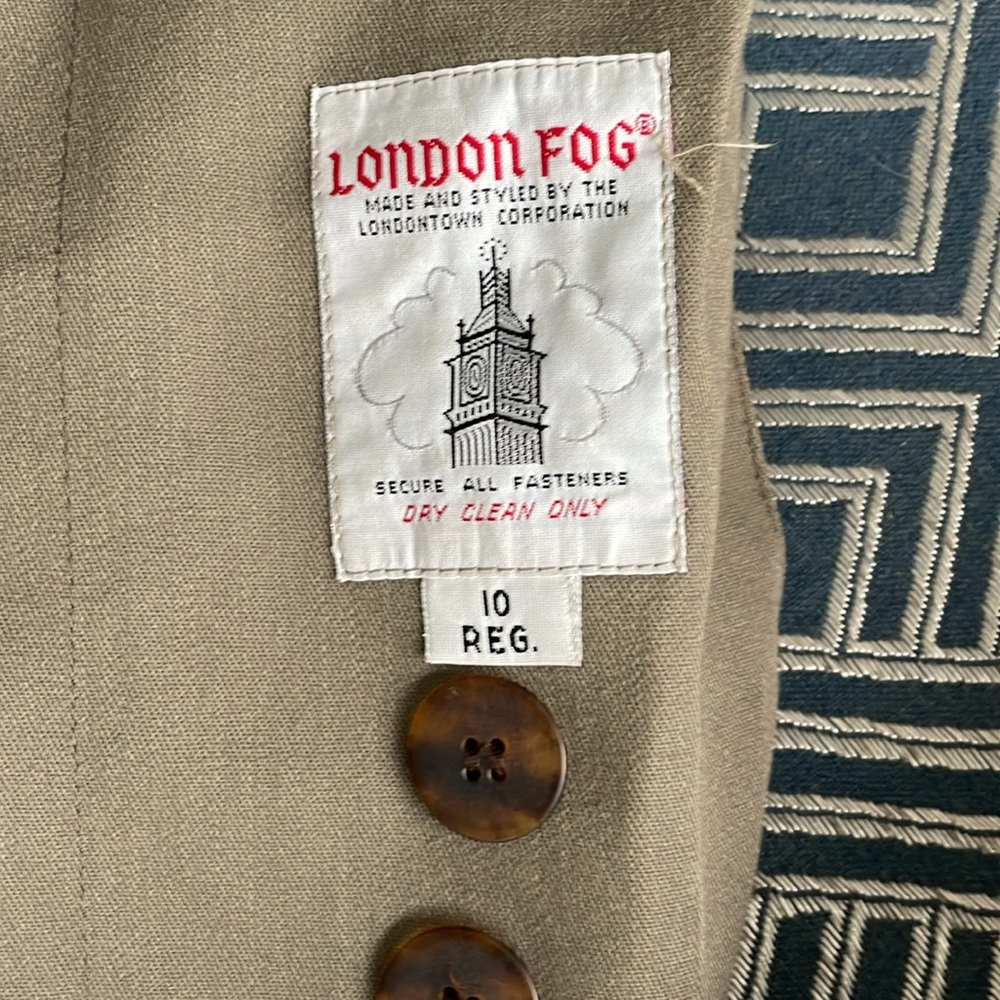 Vintage London double breasted button closure with a belt-lined fog trench coat - Picture 6 of 6